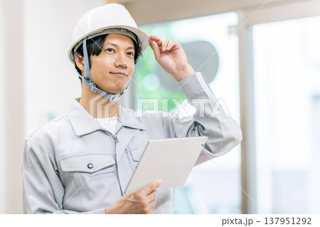 作業服を着た若い男性 作業服を着た若い男性 137951292