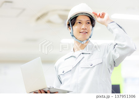 作業着の男性 137951306