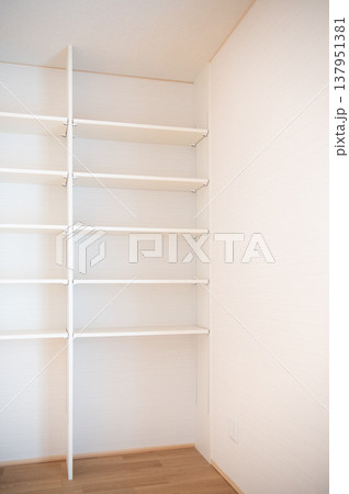 壁に設置された本棚 137951381