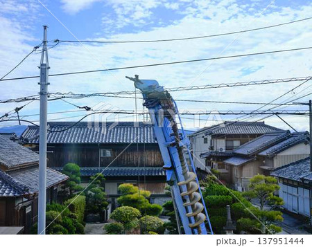 住宅街で電気工事　電柱 137951444