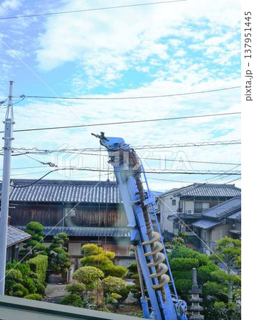 住宅街で電気工事 電柱 住宅街で電気工事 電柱 137951445