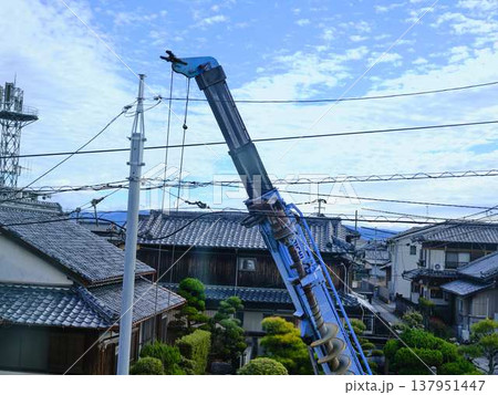 住宅街で電気工事 電柱 住宅街で電気工事 電柱 137951447
