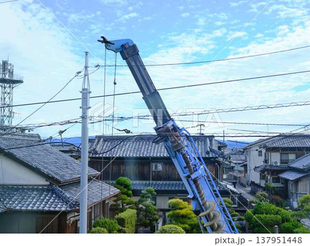 住宅街で電気工事　電柱 137951448
