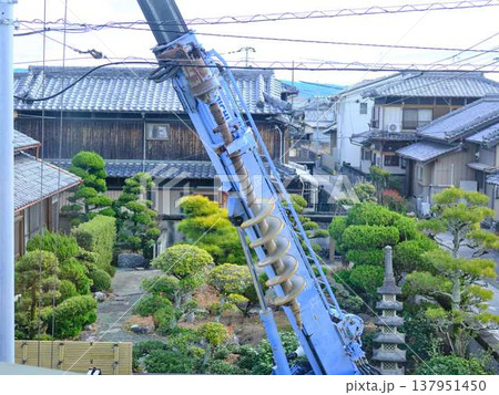 住宅街で電気工事　電柱 137951450