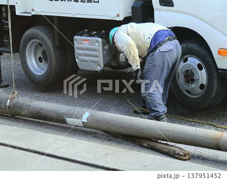 住宅街で電気工事 電柱 住宅街で電気工事 電柱 137951452
