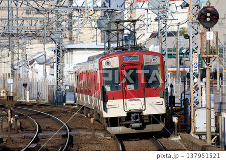 近鉄名古屋線を走る1233系普通列車 137951521