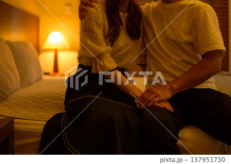 ベッドの上で座って抱き合うカップル 日本人 アジア人 ベッドの上で座って抱き合うカップル 日本人 アジア人 137951730