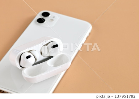 スマホとイヤフォン　ペアリング 137951792