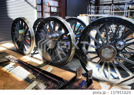 検修庫で分解整備中の蒸気機関車『C11-123』の【動輪】 検修庫で分解整備中の蒸気機関車『C11-123』の【動輪】 137951820