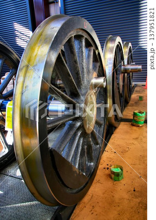 検修庫で分解整備中の蒸気機関車『C11-123』の【動輪】 検修庫で分解整備中の蒸気機関車『C11-123』の【動輪】 137951821
