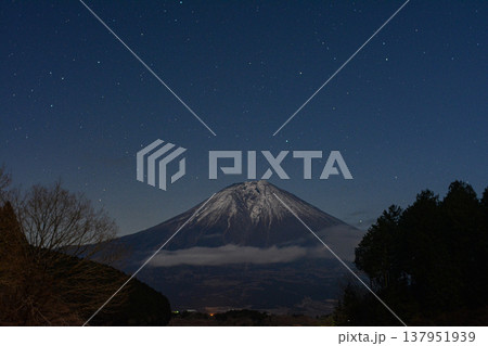 星空と富士山 夜の山岳風景 日本の象徴 静寂な自然 星空と富士山 夜の山岳風景 日本の象徴 静寂な自然 137951939