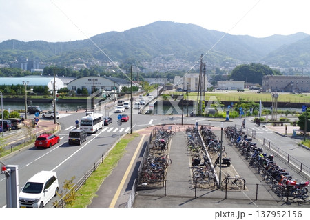 呉市中央桟橋から眺めた呉の街並み 呉市中央桟橋から眺めた呉の街並み 137952156