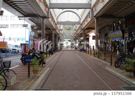 呉市れんが通りアーケード商店街の景色 137952166