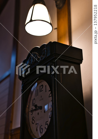 酒田市の元料亭に飾られたアンティークの柱時計（古時計） 137952218