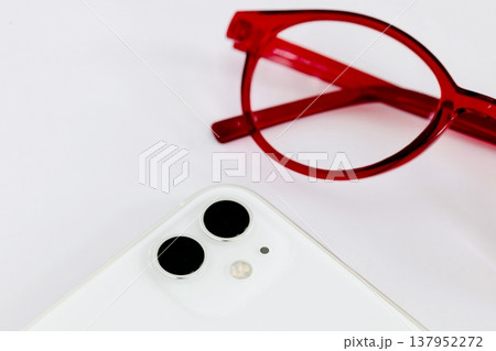 スマホとメガネ　シニアグラス 137952272