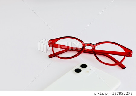 スマホとメガネ　シニアグラス 137952273