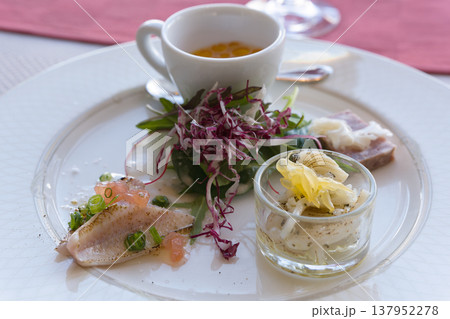 酒田市のフレンチレストランで提供された旬の前菜三点盛(3月上旬・地元食材) 酒田市のフレンチレストランで提供された旬の前菜三点盛(3月上旬・地元食材) 137952278