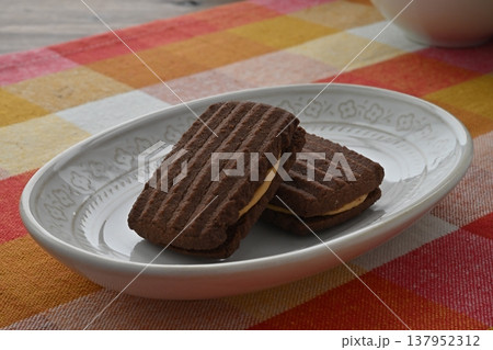 ミルクキャラメル ショコラサンドクッキー ミルクキャラメル ショコラサンドクッキー 137952312