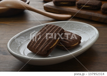 ミルクキャラメル ショコラサンドクッキー ミルクキャラメル ショコラサンドクッキー 137952314