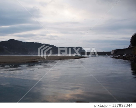 雨上がりの朝　砂浜 137952344