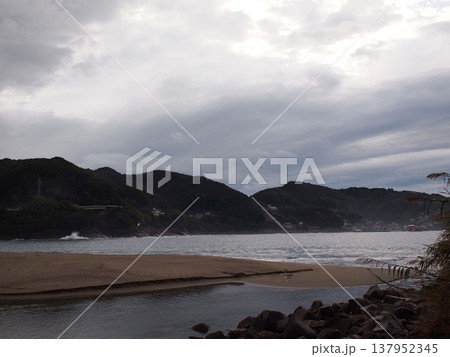 雨上がりの朝 砂浜 雨上がりの朝 砂浜 137952345