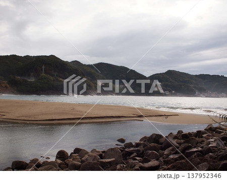 雨上がりの朝　砂浜 137952346