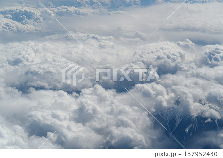 上空から見る雄大な雲 空の風景 上空から見る雄大な雲 空の風景 137952430