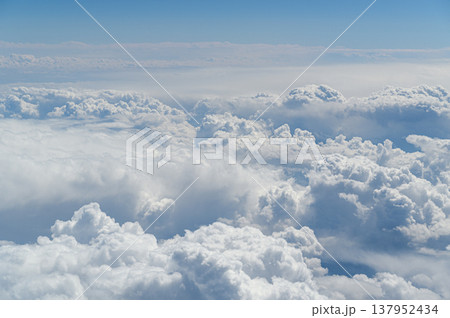 上空から見る雄大な雲　空の風景 137952434