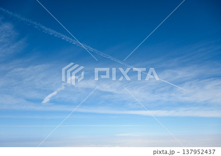 上空から見る飛行機雲　空の風景 137952437