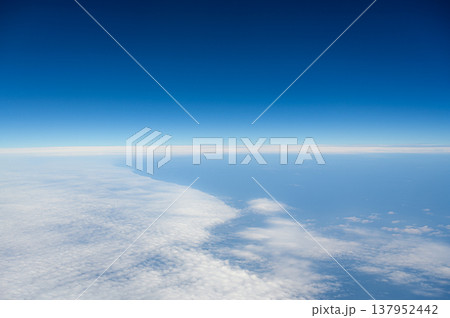 上空から見る地球の大気　青い地球 137952442
