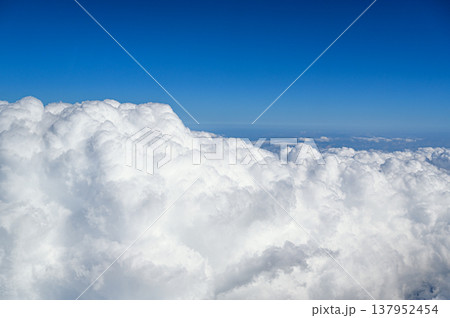 上空から見る地球の大気 青い地球 上空から見る地球の大気 青い地球 137952454