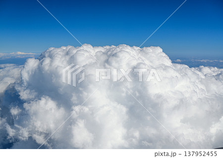 上空から見る地球の大気　青い地球 137952455
