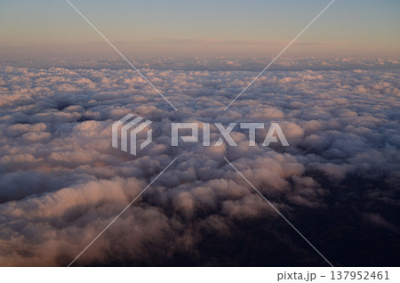 上空から見る夕日に染まる雲　空の風景 137952461