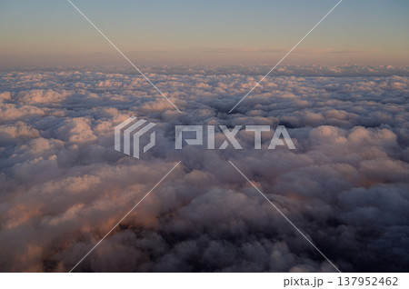 上空から見る夕日に染まる雲　空の風景 137952462