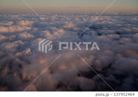 上空から見る夕日に染まる雲 空の風景 上空から見る夕日に染まる雲 空の風景 137952464