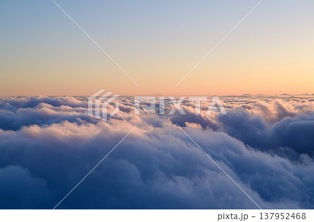 上空から見る夕日に染まる雲　空の風景 137952468