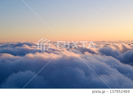 上空から見る夕日に染まる雲　空の風景 137952469