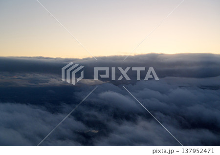 上空から見る雲 空の風景 上空から見る雲 空の風景 137952471