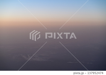 上空から見る大地　夕暮れの風景 137952474