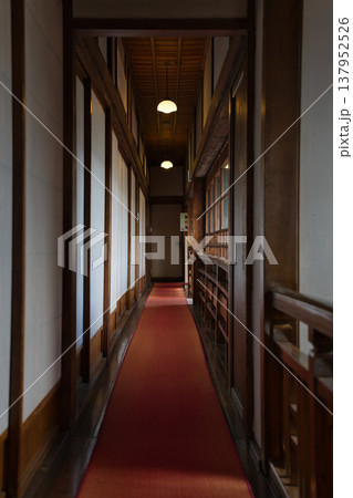 和の廊下に続く赤い絨毯と柔らかな灯り(元料亭の情景) 和の廊下に続く赤い絨毯と柔らかな灯り(元料亭の情景) 137952526