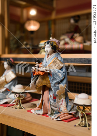 雅な装いの日本人形と和のしつらえ(伝統美の世界) 雅な装いの日本人形と和のしつらえ(伝統美の世界) 137952571