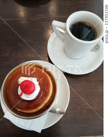 さくらんぼと生クリームが乗ったプリンとコーヒー さくらんぼと生クリームが乗ったプリンとコーヒー 137952586