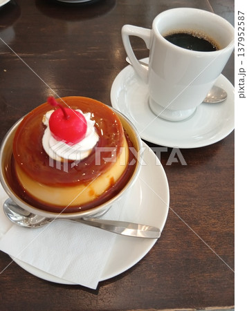 さくらんぼと生クリームが乗ったプリンとコーヒー 137952587