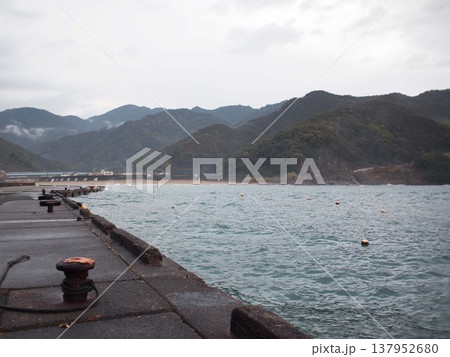 雨上がりの朝の波止場 熊野松崎 雨上がりの朝の波止場 熊野松崎 137952680