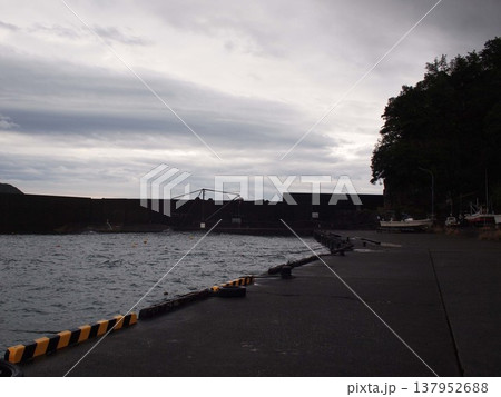 雨上がりの朝の波止場　熊野松崎 137952688