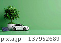 再生可能エネルギーと持続可能な社会のイメージ。ミニチュアカーと太陽光パネル、植物が置かれた緑の背景。 137952689