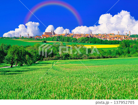 美しい田園風景とローテンブルグの街並み 137952705