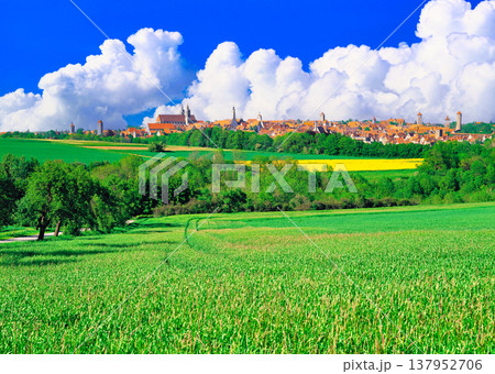 美しい田園風景とローテンブルグの街並み 137952706