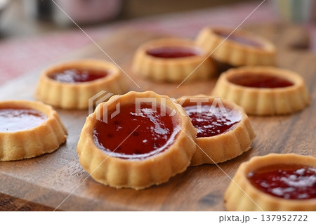 いちごのタルト いちごのタルト 137952722