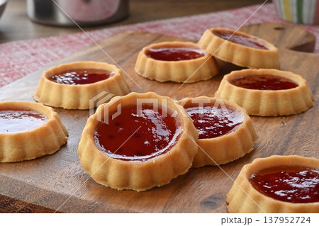 いちごのタルト いちごのタルト 137952724